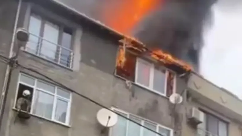 5 katlı binanın çatı katında çıkan yangın korkuttu