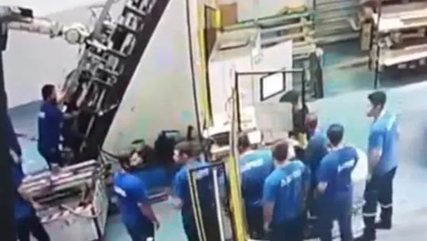 Adana'da Dehşet! Makine İşçinin Sırtına Saplandı!