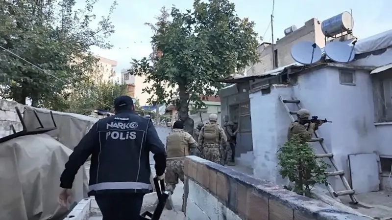 Adıyaman'da Şok Baskın! Uyuşturucu Operasyonu ve Tutuklamalar!
