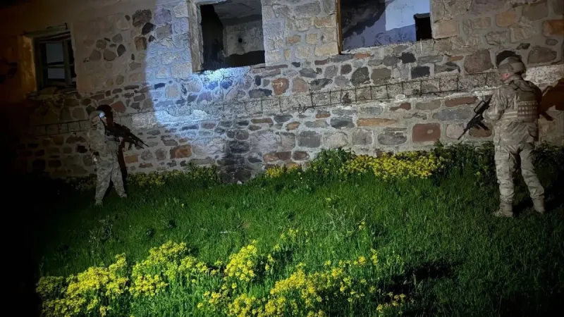 Ağrı'da düzensiz göçle mücadele operasyonu! 1 organizatör ve 16 düzensiz göçmen yakalandı