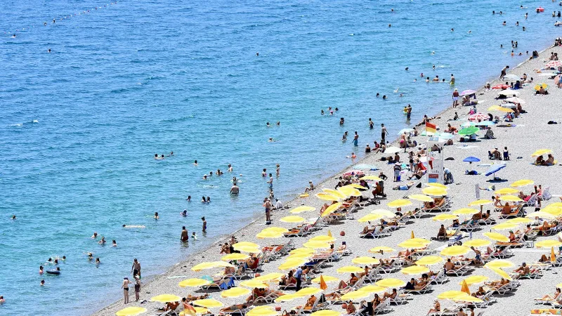 Antalya'da sıcaktan bunalanlar kendini denize bıraktı