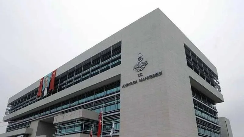 AYM'den, Basın İlan Kurumu'nun ilan kesme cezası verme yetkisine iptal