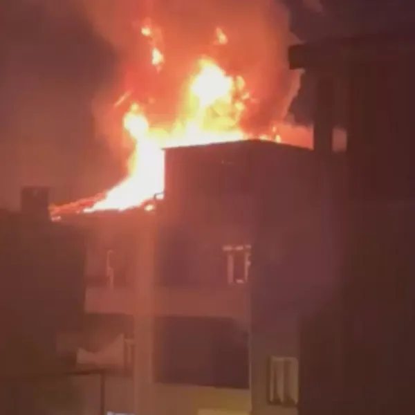Beyoğlu'nda alevler geceyi aydınlattı