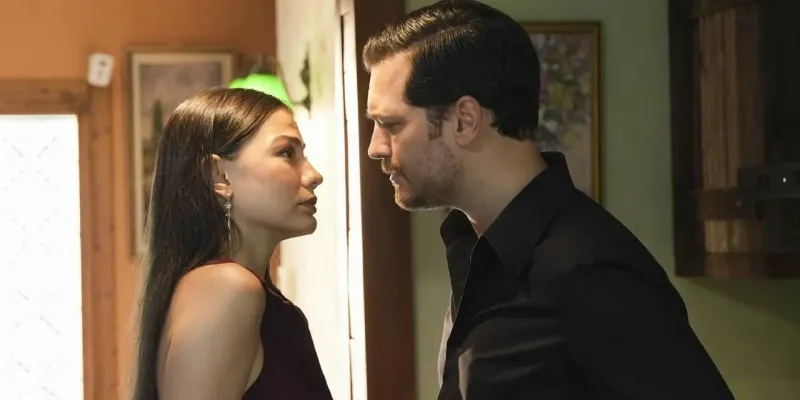 Çağatay Ulusoy ve Demet Özdemir'den Zeybek Şov! Sosyal Medya Çalkalandı
