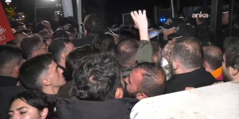 CHP'li Gençler Bakanlığa Yürüdü! Polis Engel Oldu, Ortalık Karıştı!
