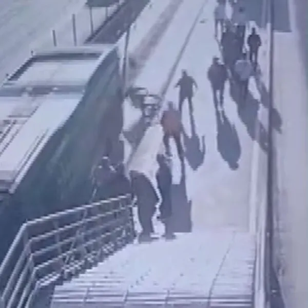 Metrobüs Faciası: Sandalyeyle Yola Düştü, Feci Şekilde Can Verdi!