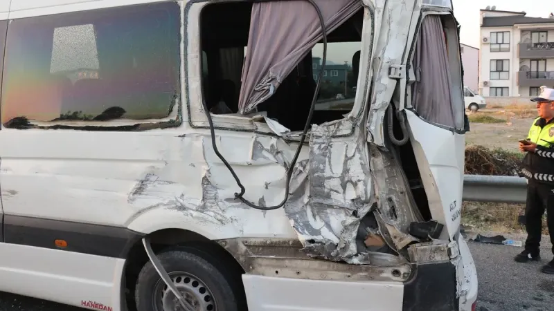 Denizli çevreyolunda servis minibüsüne kamyon çarptı: Sürücünün babası hayatını kaybetti!