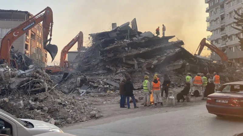 Depremde yıkılan Cemil Çapar Apartmanı davasında, Hatay Valiliği’nin kararı iptal edildi: 7 kamu görevlisi için soruşturma izni