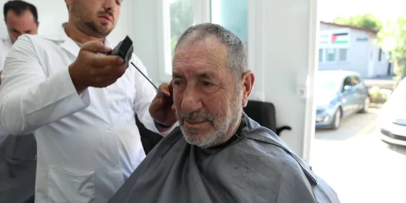 'Ekonomik şartlar oldukça ağır' dedi: Kuaförü ayaklarına getirdi