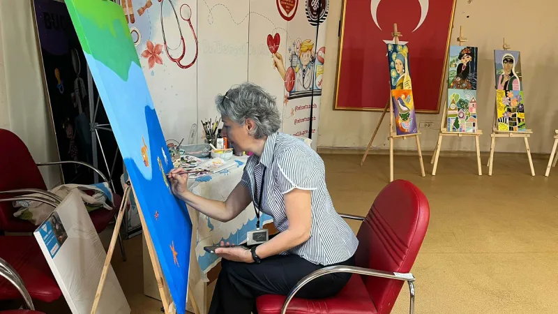 Emekli öğretmen, tedavi gören çocukların kalplerine resimle dokunuyor