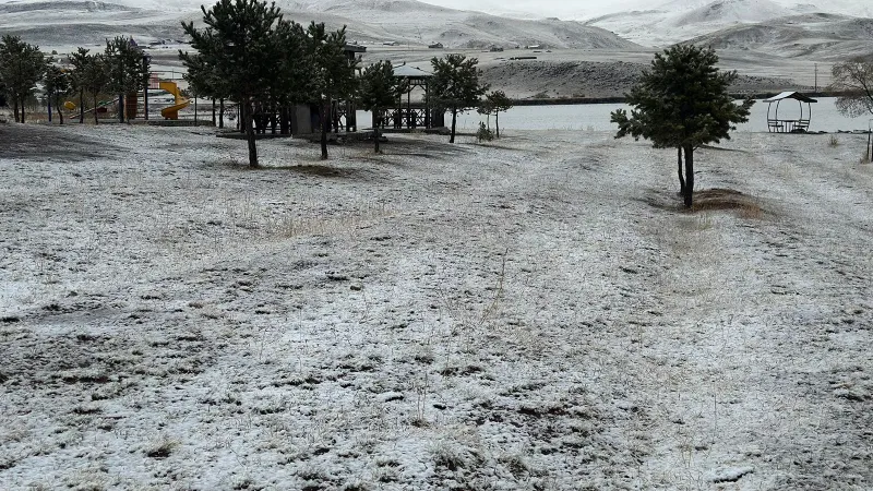 Erzurum'da Kar Sürprizi! İlk Kar Yağdı, Her Yer Beyaz!