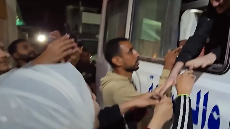 İsrail, Gazze'de alıkoyduğu 10 Filistinliyi serbest bıraktı