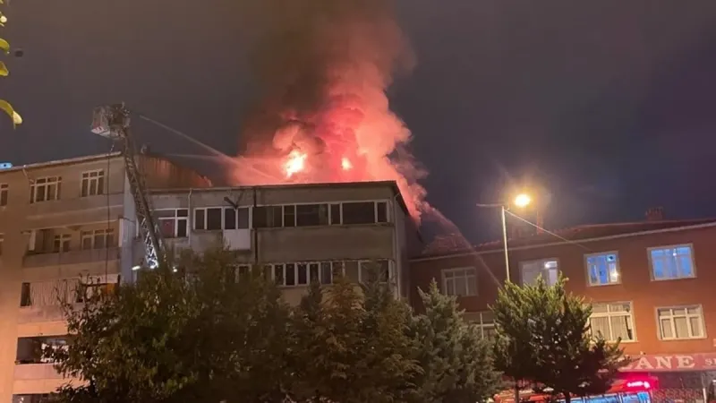 Beyoğlu'nda Tekstil Atölyesi Alevlere Teslim! İstanbul Yanıyor Mu?