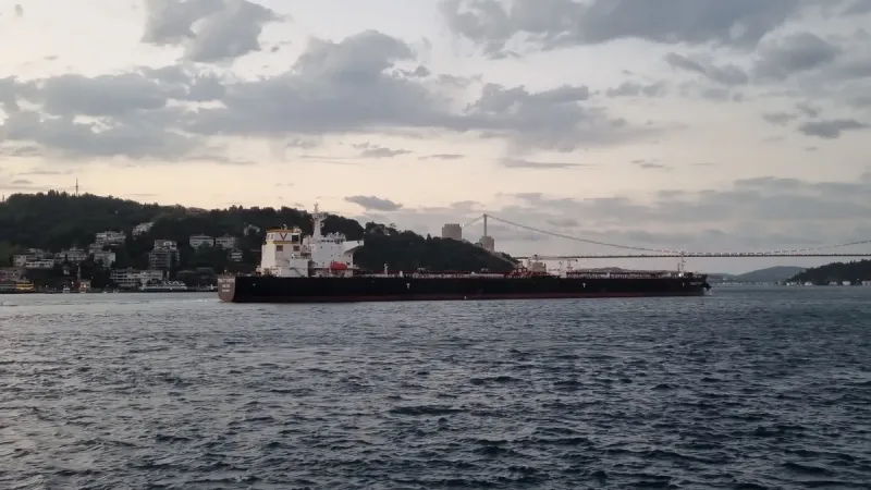 İstanbul Boğazı'nda gemi arızası: Boğaz trafiği çift yönlü kapatıldı!