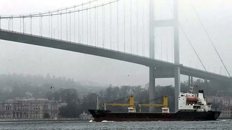 İstanbul Boğazında gemi trafiğine sis engeli