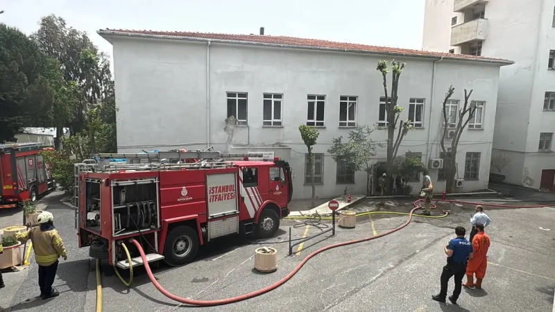 İstanbul'da Hastane Yangını! Ecza Deposu Alevlere Teslim Oldu