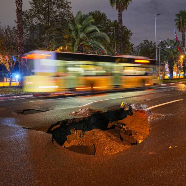 İstanbul'da geceyi şimşekler aydınlattı! Vatan Caddesi'nde yol çöktü!