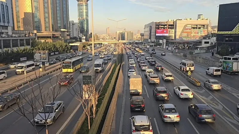 İstanbul Trafiği Felç! Okullar Açıldı, Yoğunluk Rekor Kırdı