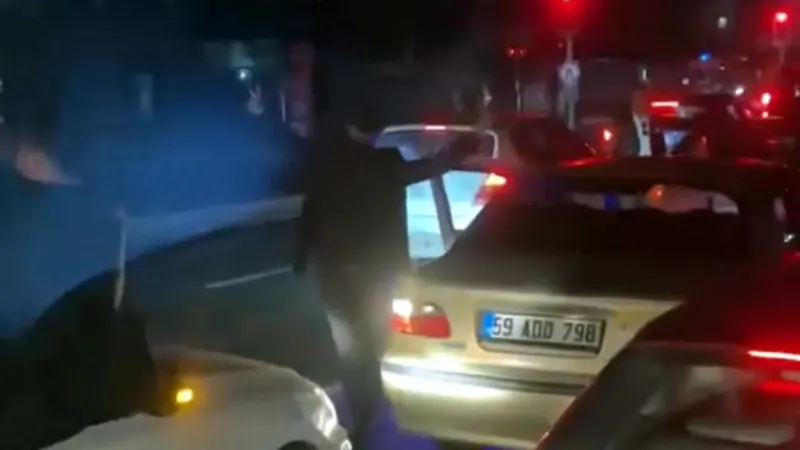 İstanbul'da Konvoy Terörü! Trafiği Kestiler, Ortalık Karıştı!