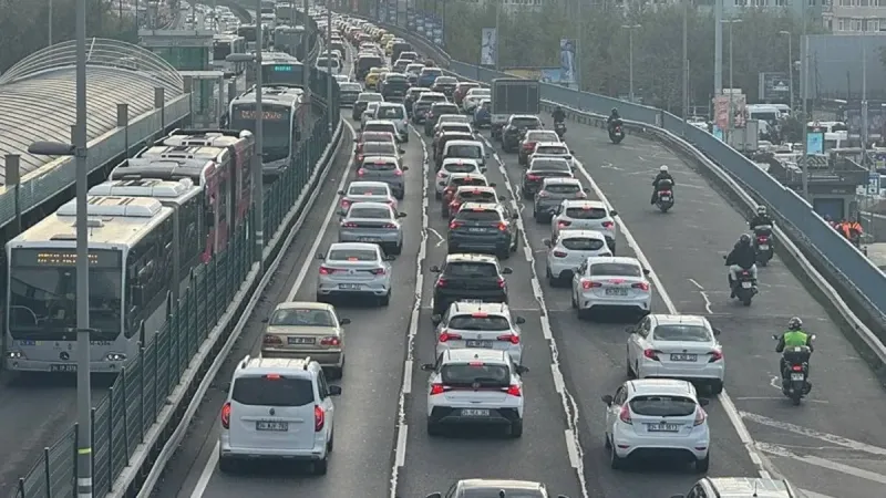 İstanbul'da Trafik Felç! Yüzde 72 Yoğunluk Alarm Veriyor!