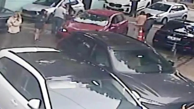 İstanbul'da yayaların arasına dalan otomobil kamerada