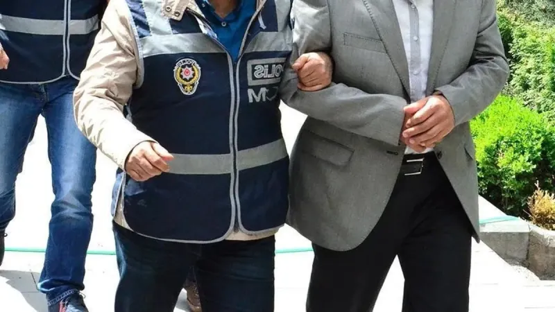 İzmir'de FETÖ'ye yönelik operasyonda 10 şüpheli yakalandı
