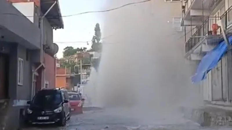 İzmir'de isale hattı patladı; 4 otomobil hasar gördü