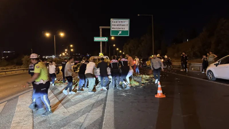 İzmir'de Kamyonet Kazası! 3 Kişi Böyle Kurtarıldı
