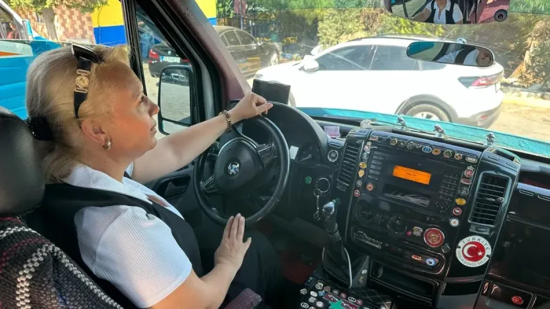 İzmir'in Tek Kadın Minibüs Şoförü! Hatice'nin Hikayesi Şaşırtıyor