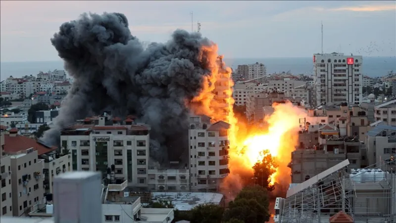 Katil İsrail'den Gazze'ye 24 saatte 160 hava saldırısı