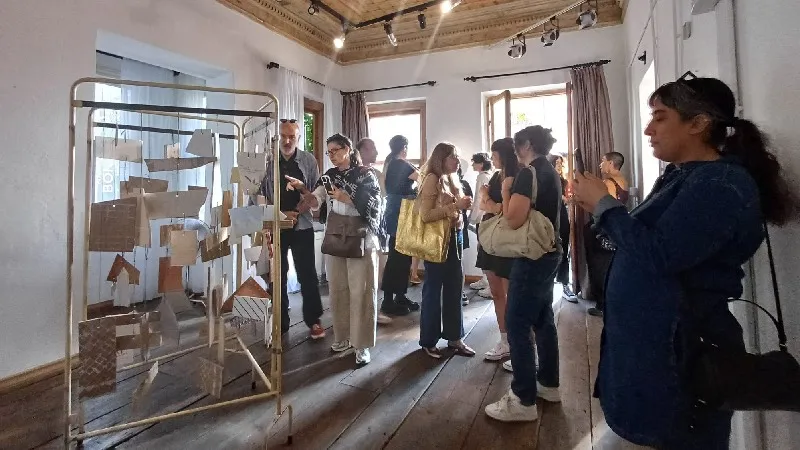 Kıraathane İstanbul Edebiyat Evi'nde "Asılı Şimdi" sergisi sanatseverleri bekliyor