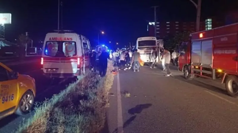 Manisa'da Korkunç Kaza! Servis Minibüsü Tıra Çarptı: 20 Yaralı!