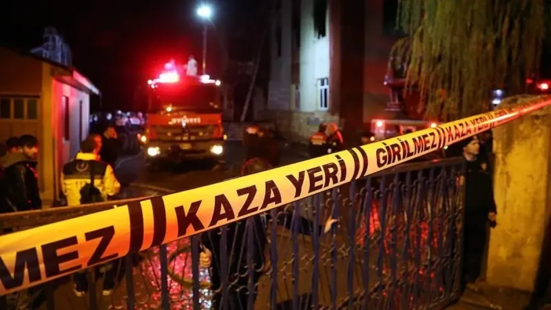 Mersin'de acı kaza: Takla atan otomobil eve çarparak durabildi! 1 ölü