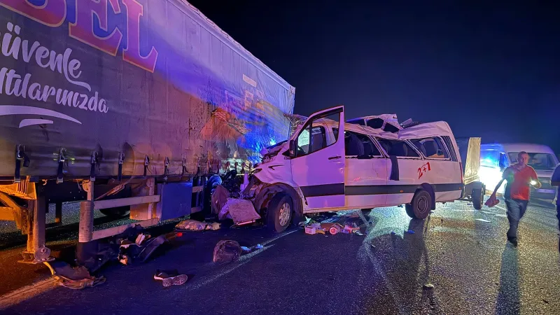 Mersin'de Korkunç Kaza: Minibüs Tıra Çarptı! İşte İlk Bilgiler
