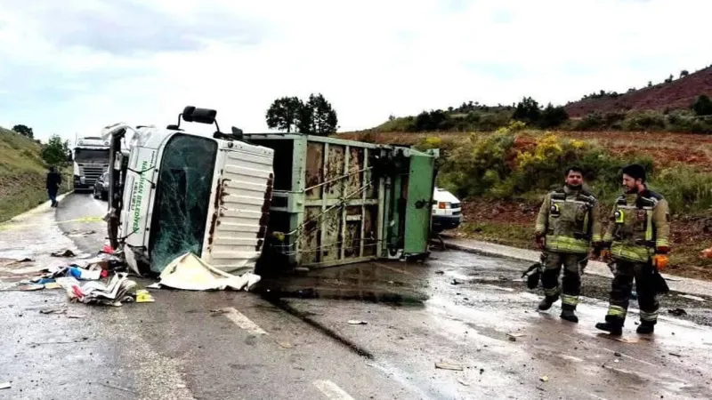 Nallıhan'da Feci Kaza: Çöp Kamyonu Devrildi! İşte Detaylar