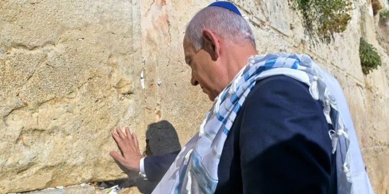 Netanyahu Ağlama Duvarı’na giderek Trump için dua etti