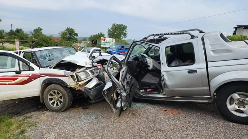 Bursa'da Feci Kaza! Kamyonetler Çarpıştı: 1 Ölü, 3 Yaralı