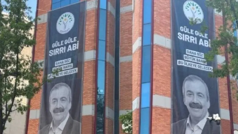 DEM Parti binasında Sırrı Süreyya afişi: Sana söz barış bu ülkeye gelecek