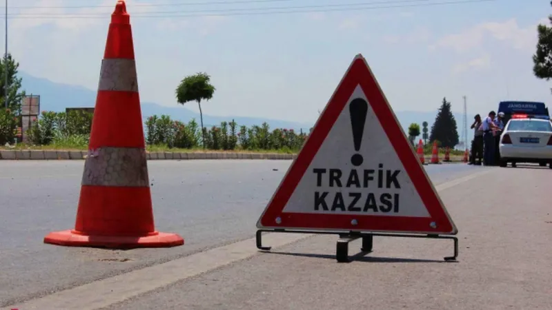 Denizli'de servis minibüs otomobile çarptı: 18 kişi yaralandı