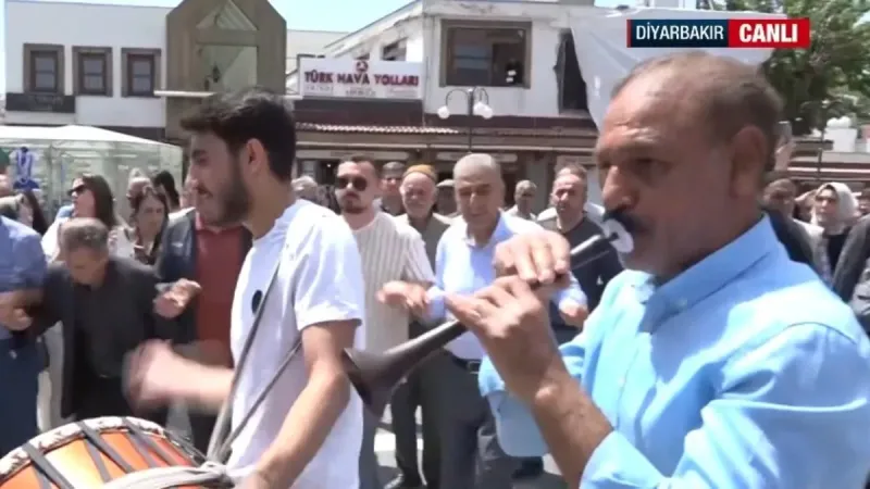 Diyarbakır'da Bayram Havası! PKK'nın Feshi Kutlamaları Coşkuyla Sürüyor