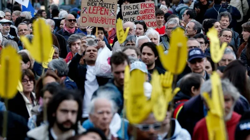 Fransa'da Le Pen hakkındaki kararın ardından hukuk devletine yönelik tehditler protesto edildi