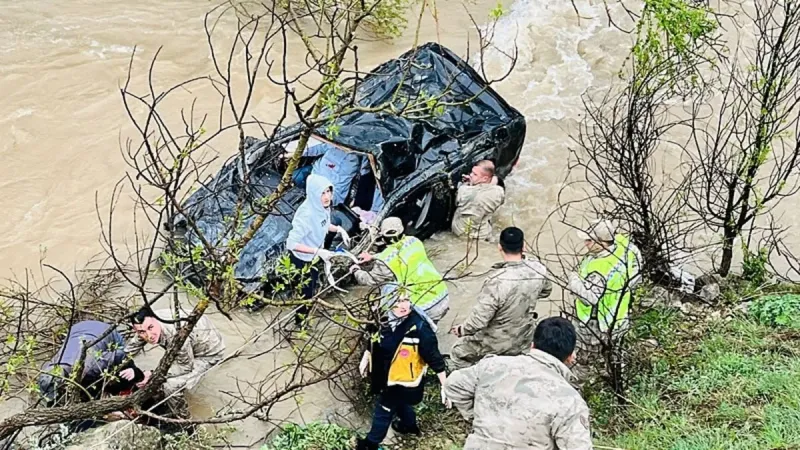 Gümüşhane'de Korkunç Kaza! Araç Dereye Uçtu: İşte Acı Bilançosu