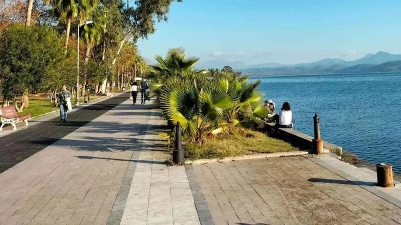 İstanbul'da Hava Alarmı! Bugün Yağmur Mu Var, Güneş Mi Açacak?