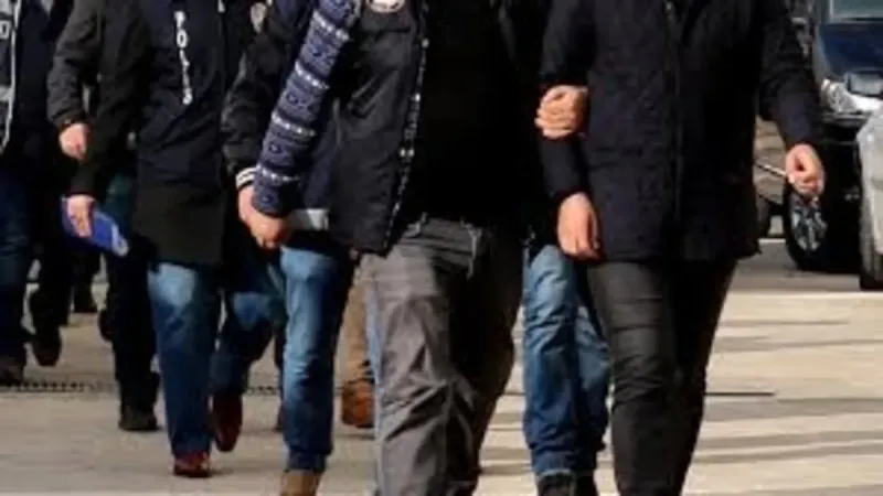 Kadıköy'de Pankart Gerginliği! Operasyon Başladı, Gözaltılar Var!