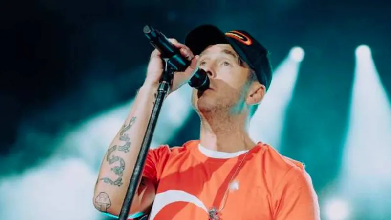 OneRepublic Solisti'nden Türk Bayraklı Jest! Sahneye Damga Vurdu
