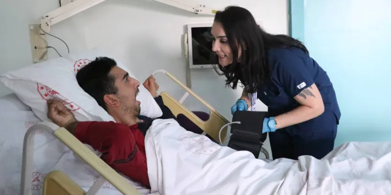 Hemşire Sibel'den Türkülerle Şifa! Hastalar Yeniden Hayata Tutundu
