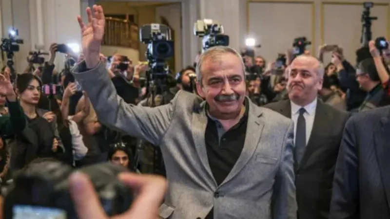 Sırrı Süreyya Önder için "sarı torba" paylaşımı yapan Zafer Partisi hakkında soruşturma başlatıldı 