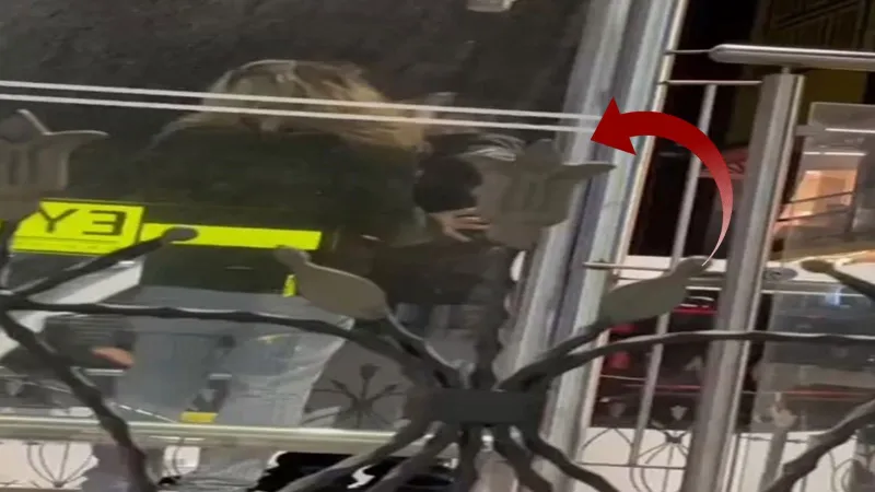 Sultangazi'de Tramvay Durağında Şoke Eden Taciz! Linç Girişimi!