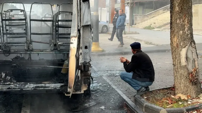 Okul servisi alev topuna döndü: Sahibinin çaresizce yangını izleyişi yürek burktu!