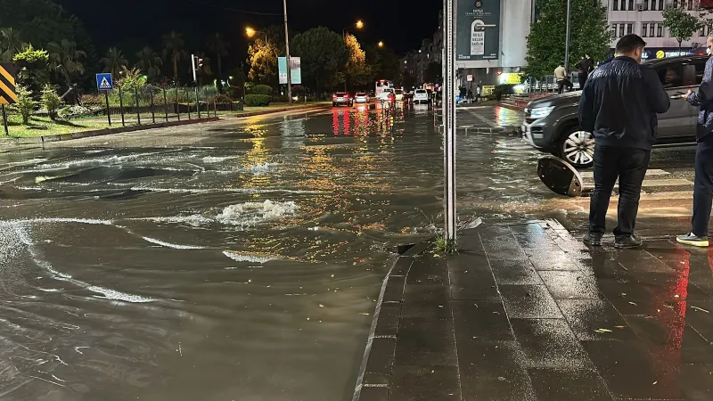 Ordu'yu sağanak vurdu! Vatandaşlara uyarı: Mecbur kalmadıkça dışarı çıkmayın